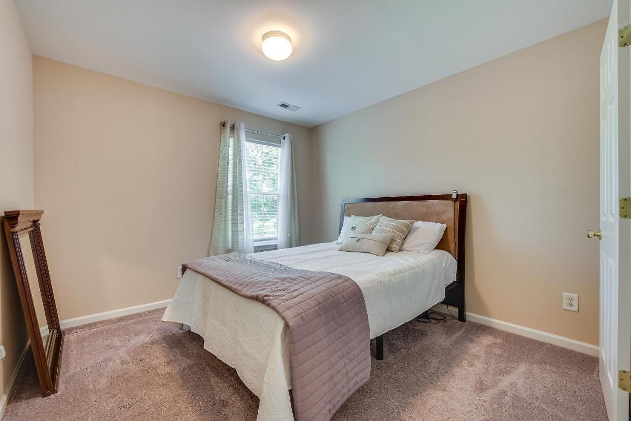 Townhome W/ Deck: 18 Mi To Downtown!
