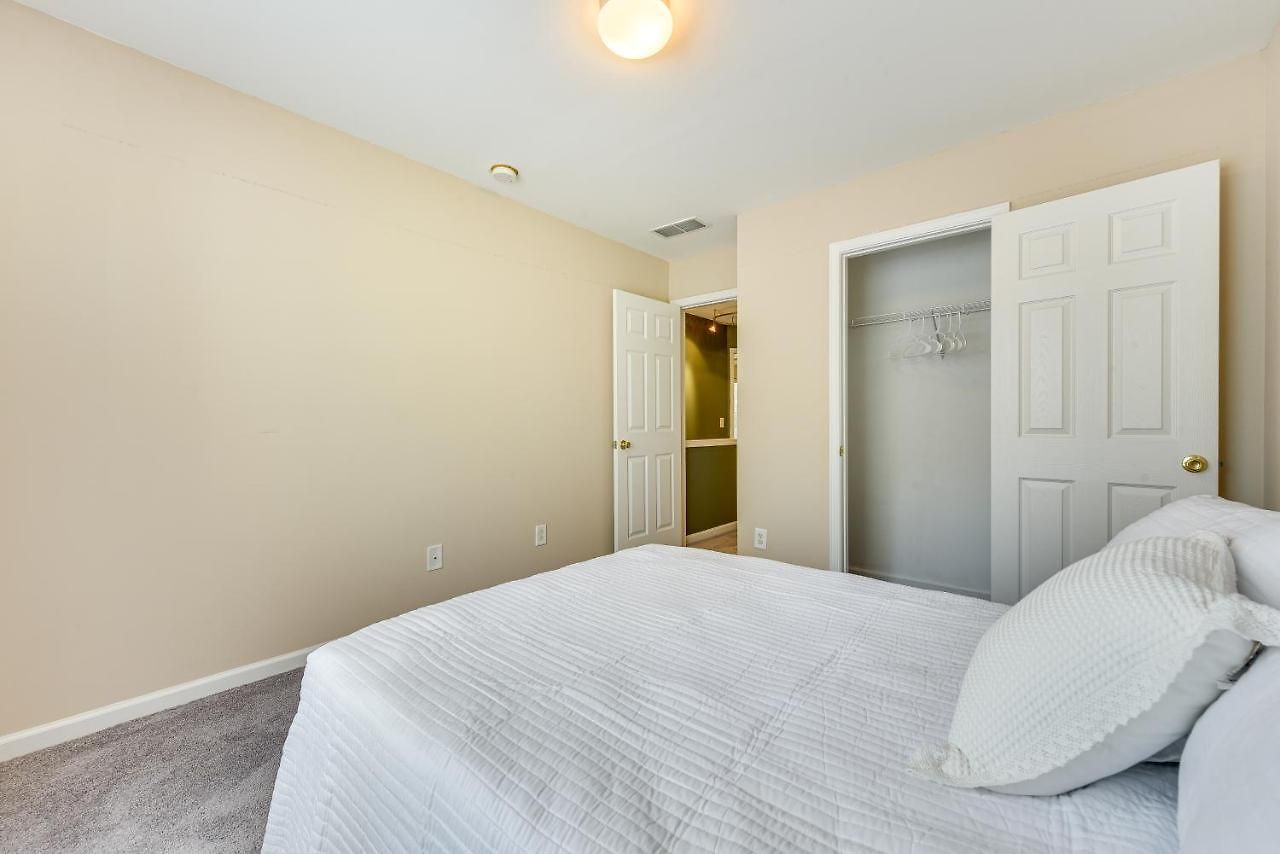 Holiday home Townhome W/ Deck: 18 Mi To Downtown!