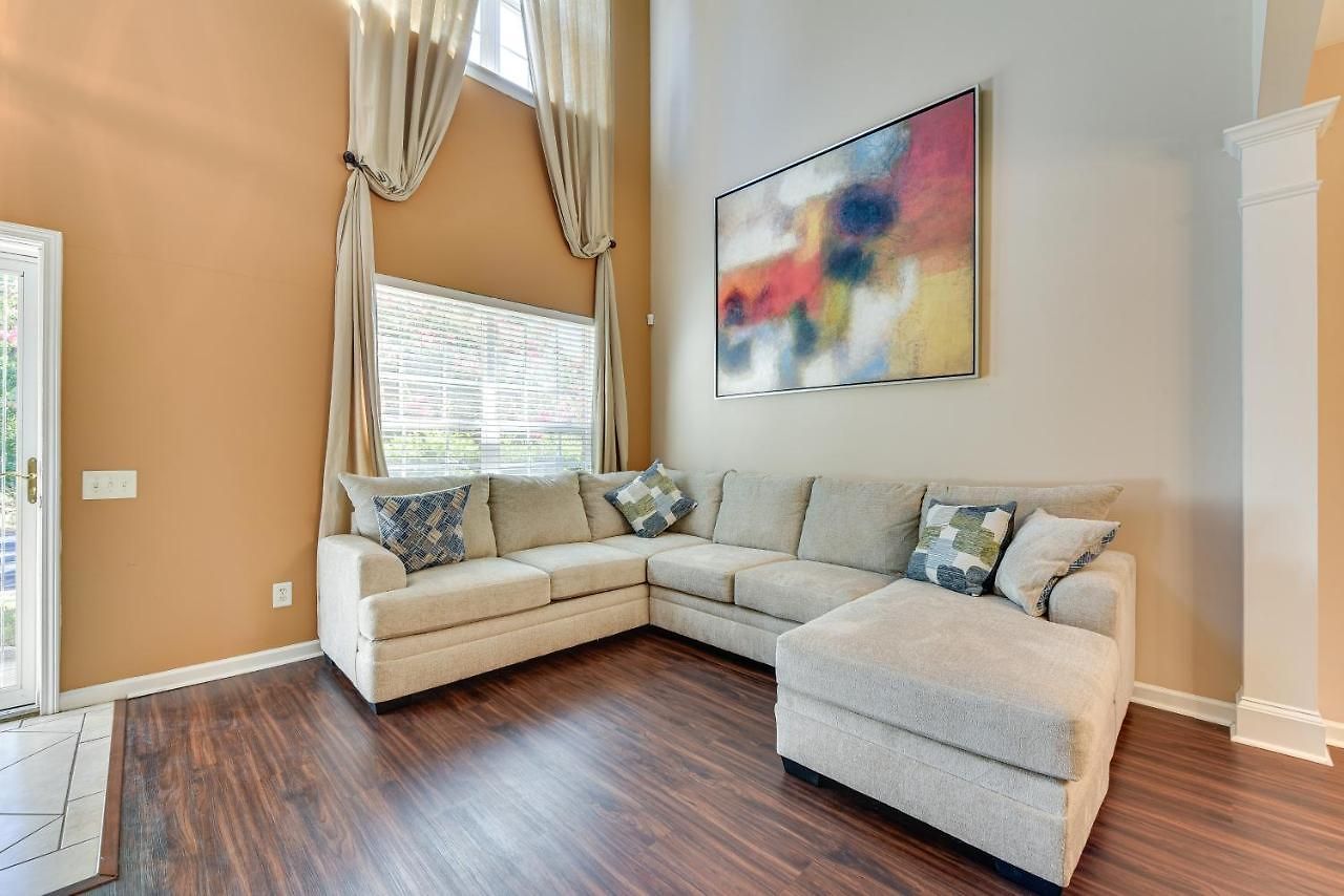 Townhome W/ Deck: 18 Mi To Downtown! Holiday home Charlotte