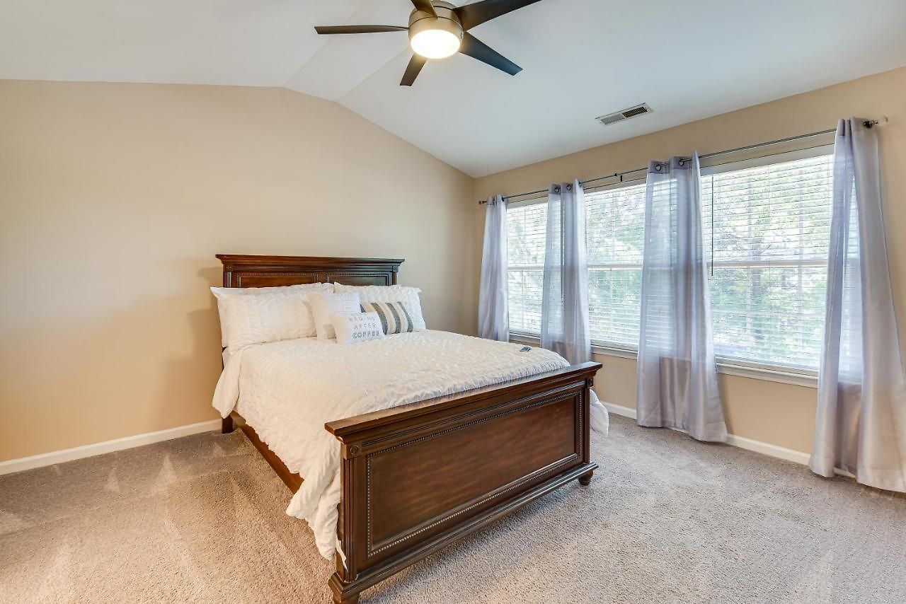 Holiday home Townhome W/ Deck: 18 Mi To Downtown! Charlotte