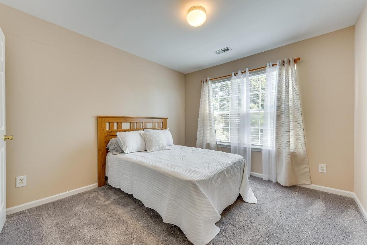 Townhome W/ Deck: 18 Mi To Downtown! Holiday home *