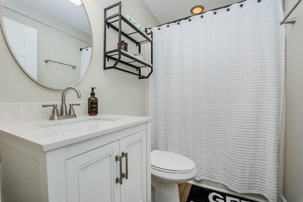 Minutes Away From Downtown Area Apartment *