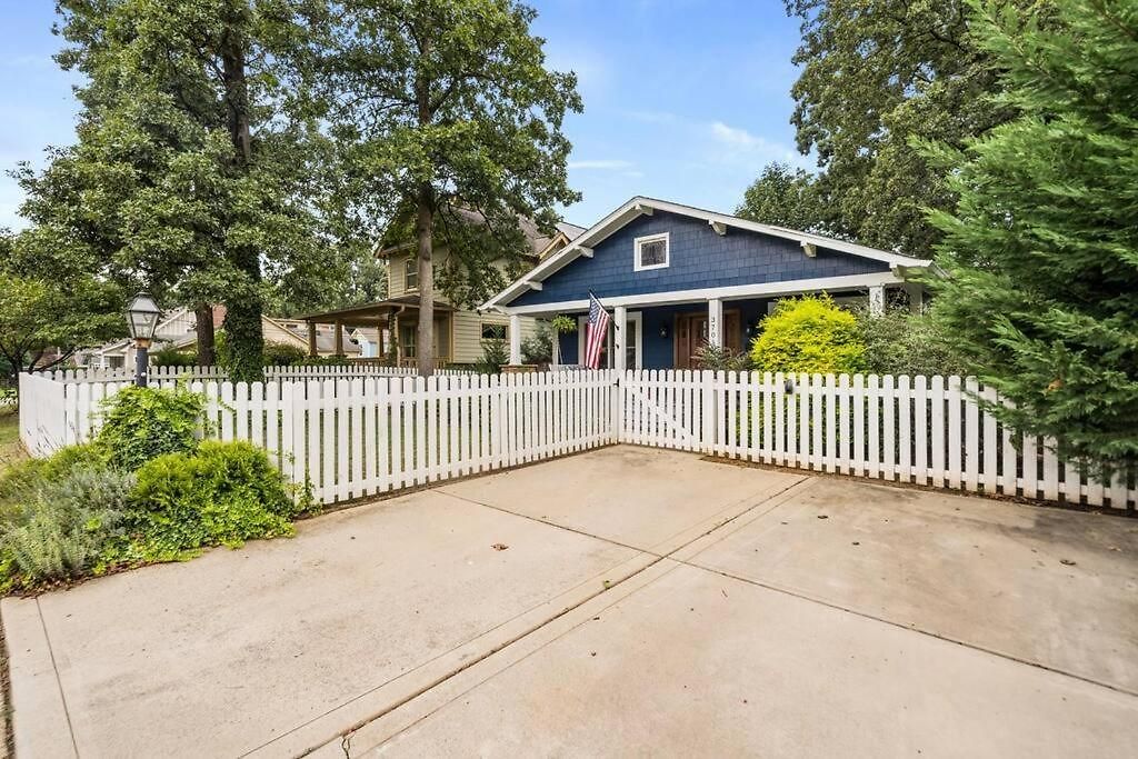 Single Story Fully Fenced Pet Friendly In The Arts District Charlotte