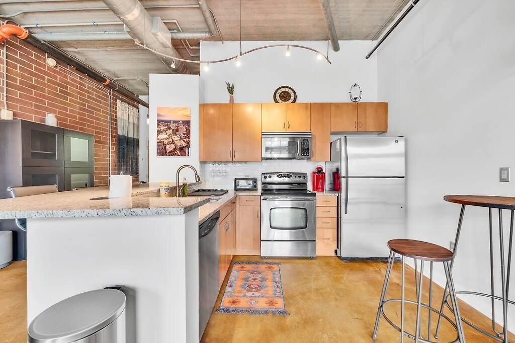 Charming 1br - Full Kitchen - Uptown Living Apartment *