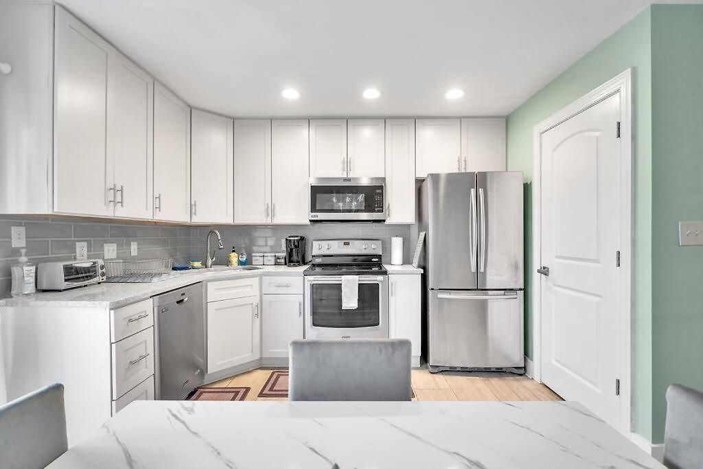 Apartment 2br Condo~ Relax Or Work Remotely With A+ Location *