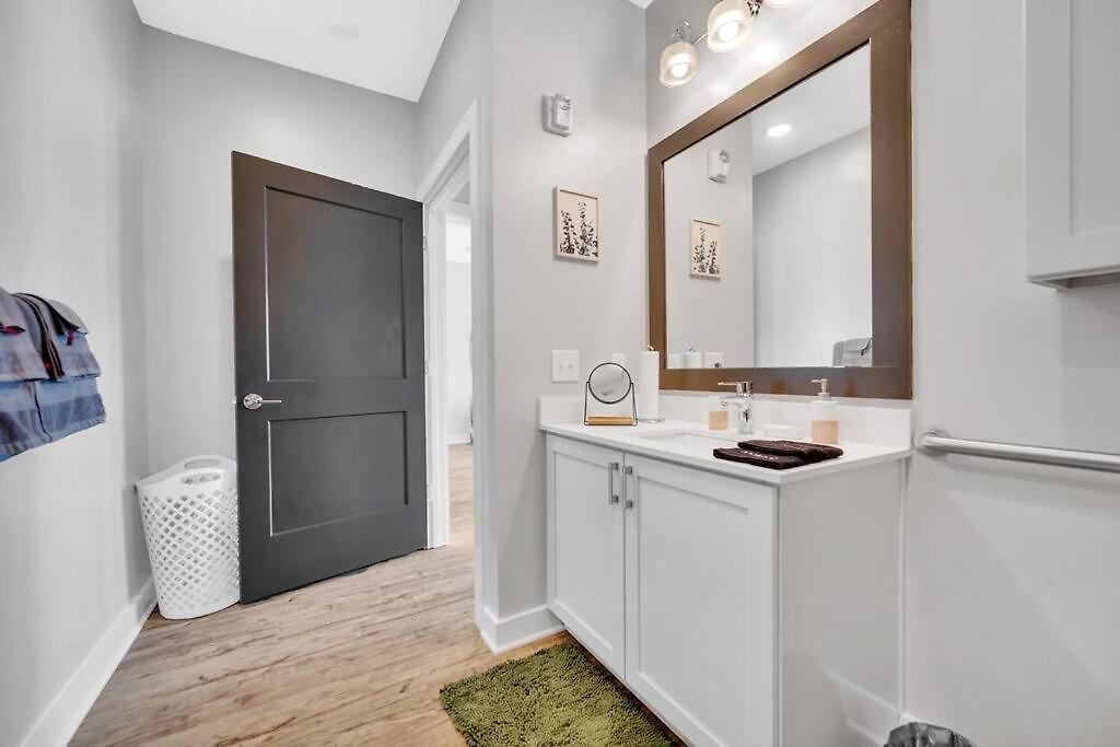 Organic Modern ~ King Bed ~ In Plaza Midwood Apartment *