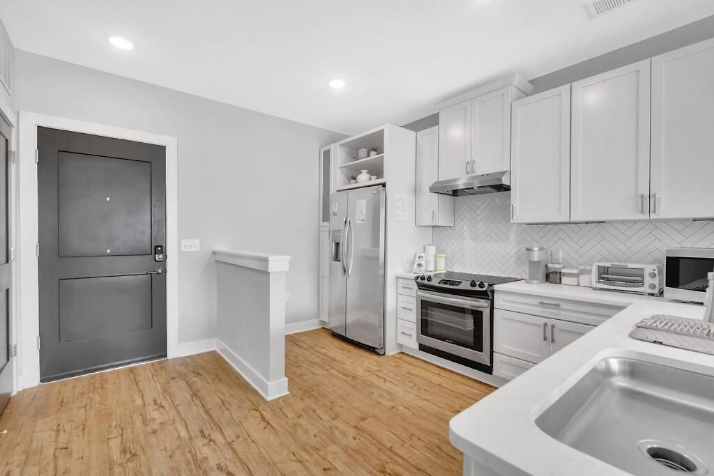 Organic Modern ~ King Bed ~ In Plaza Midwood Apartment *