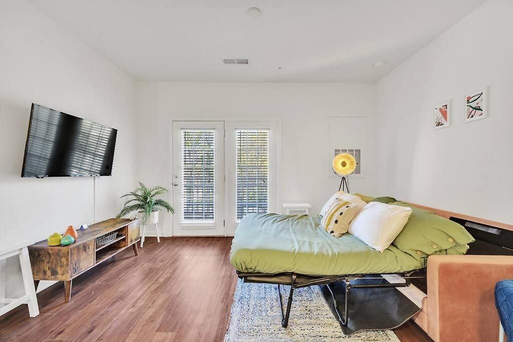 Apartment 1br King Bed Near Shopping, Dining & Entertainment *
