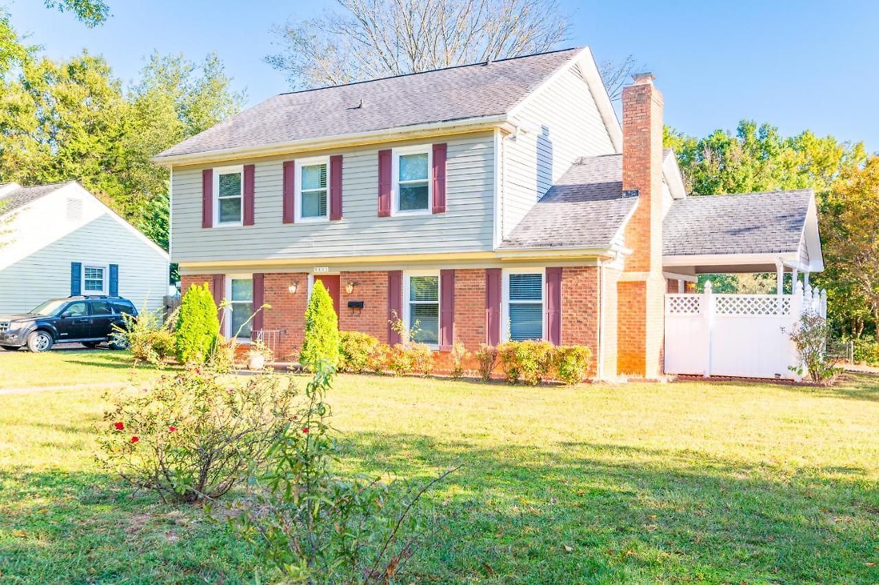 Centrally Located Spacious Abode Charlotte