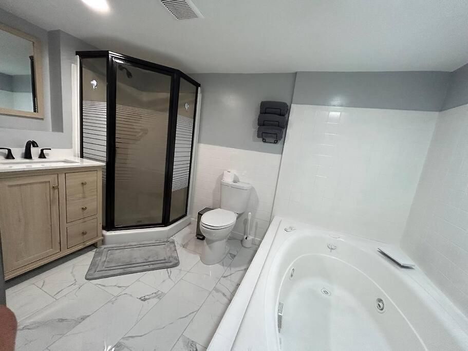 Comfy Spacious Lower Lvl Near Uptown, Noda & Unc Holiday home