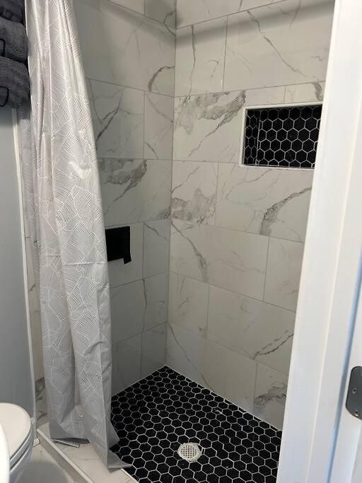 Comfy Spacious Lower Lvl Near Uptown, Noda & Unc Holiday home *
