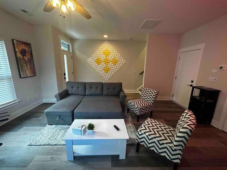 Apartment 4 Story Queen Retreat! New! Walk To Downtown!