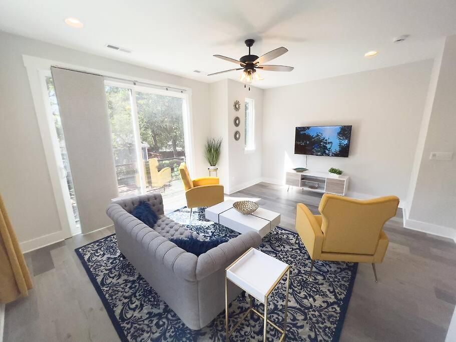 Apartment 4 Story Queen Retreat! New! Walk To Downtown!