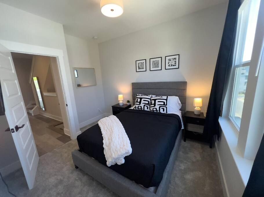4 Story Queen Retreat! New! Walk To Downtown! Apartment *