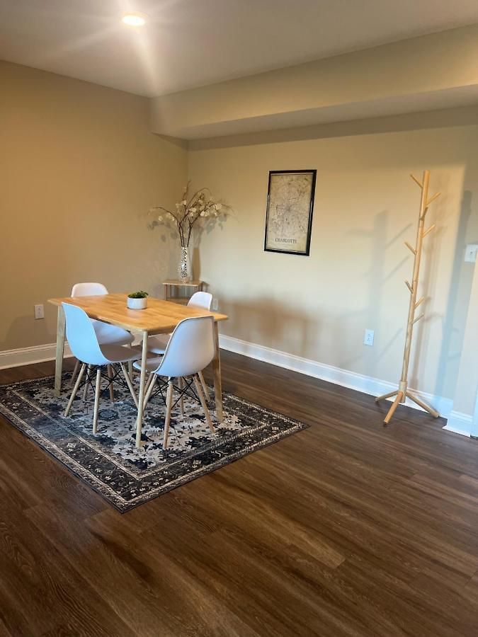 Apartment Spacious 2 Bed, 2 Bath Uptown Gem In The Heart Of The City-parking-wi-fi-balcony-walk To Boa Stadium