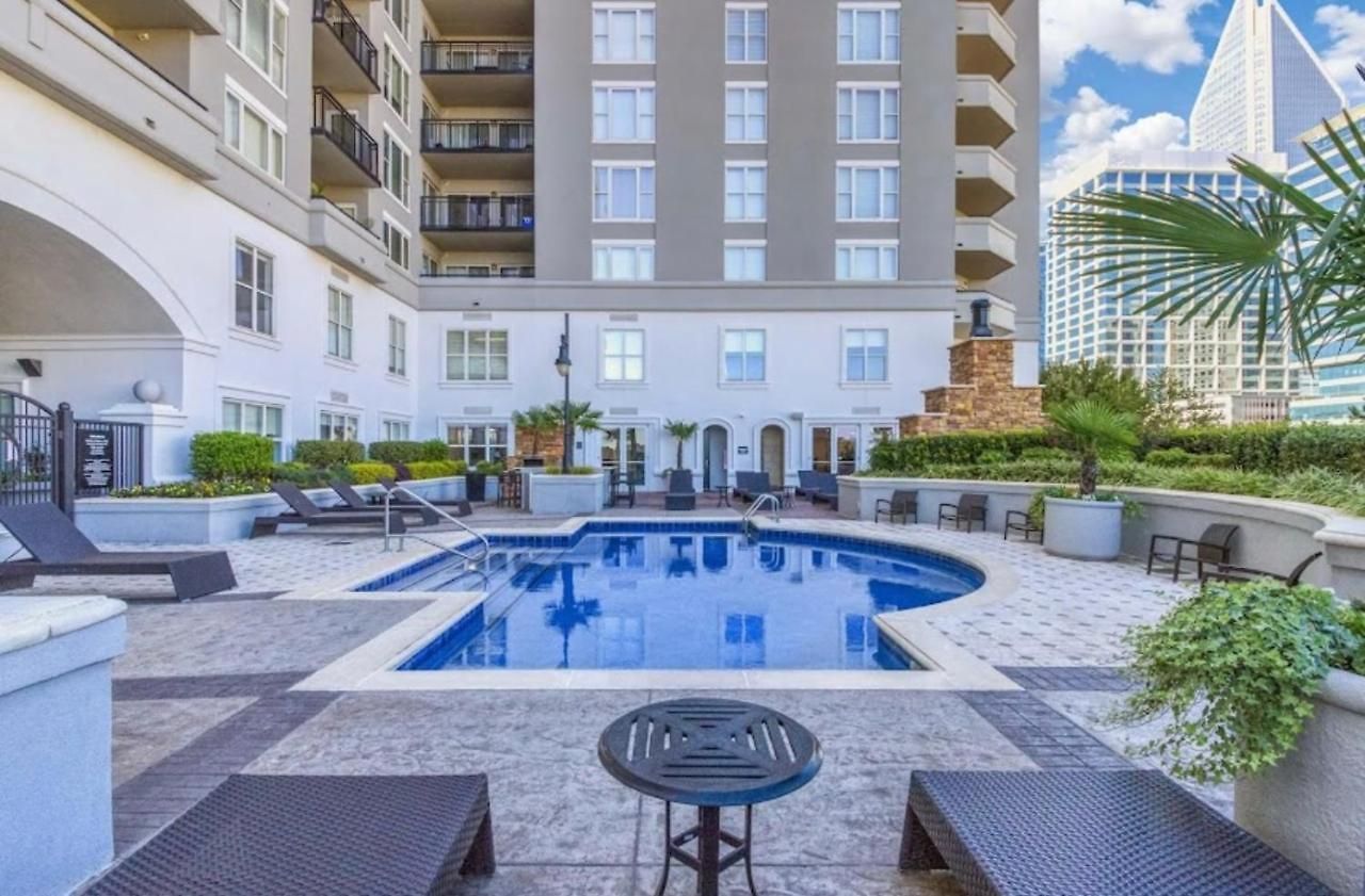 Spacious 2 Bed, 2 Bath Uptown Gem In The Heart Of The City-parking-wi-fi-balcony-walk To Boa Stadium Apartment *
