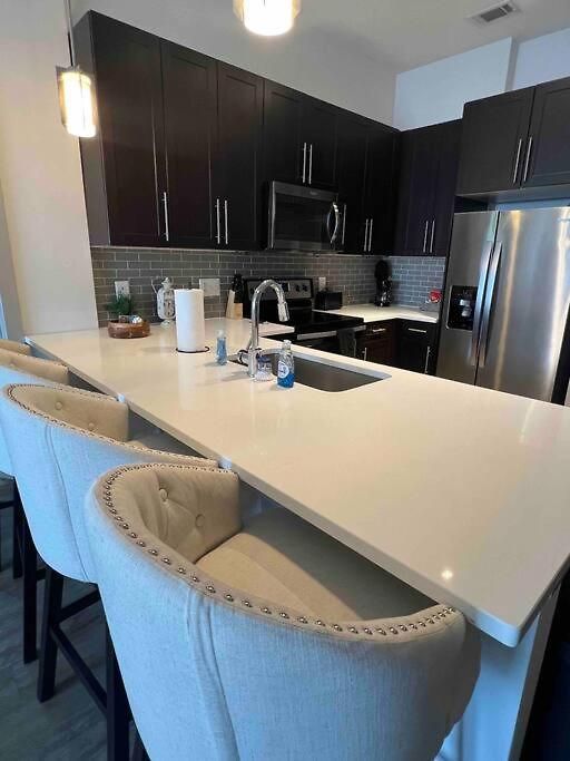 Spacious Luxury 2 Bedroom-2 Bath In Uptown With Balcony -80 Apartment