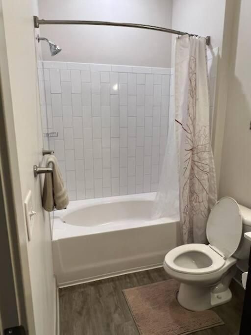 Apartment Spacious Luxury 2 Bedroom-2 Bath In Uptown With Balcony -80 *
