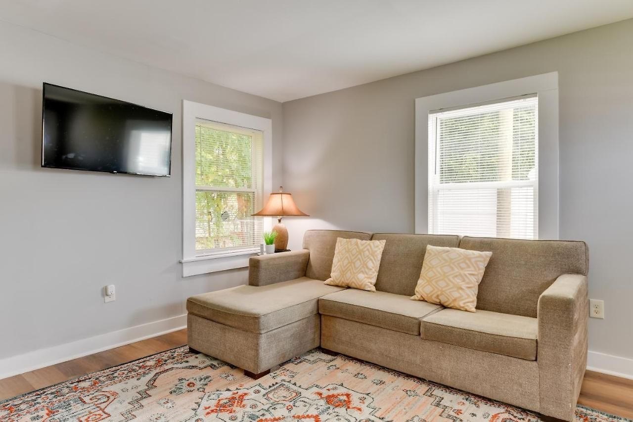 Stunning Retreat ~ 2 Mi To Center! Holiday home Charlotte