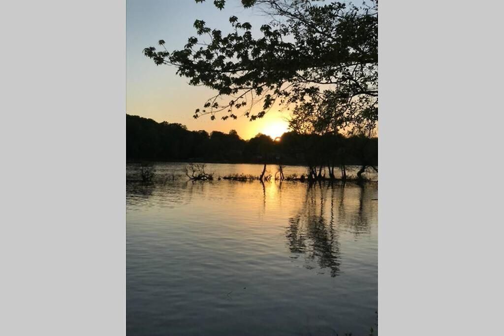3-bdr Direct Waterfront Holiday home Charlotte