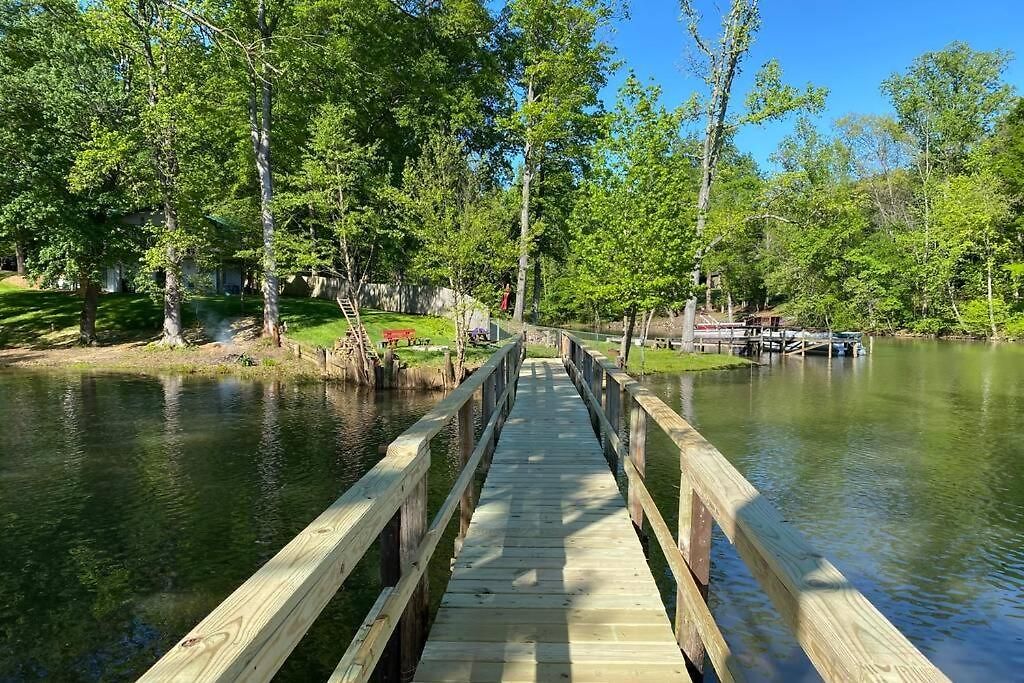 3-bdr Direct Waterfront Charlotte