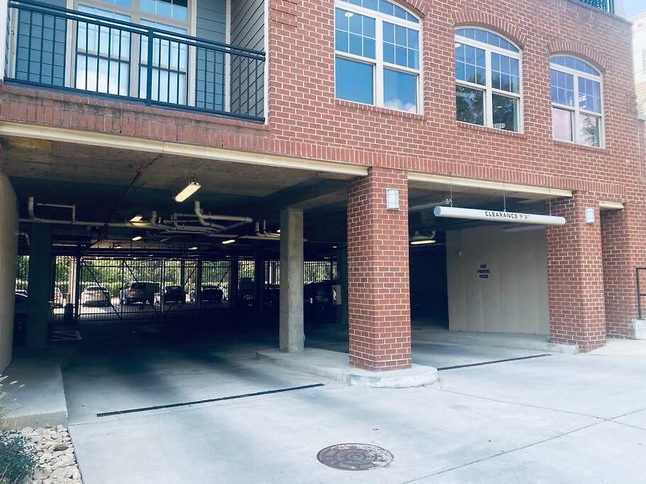 Dt Charm With Pool,gym,wine,wkspace, Free Parking Apartment