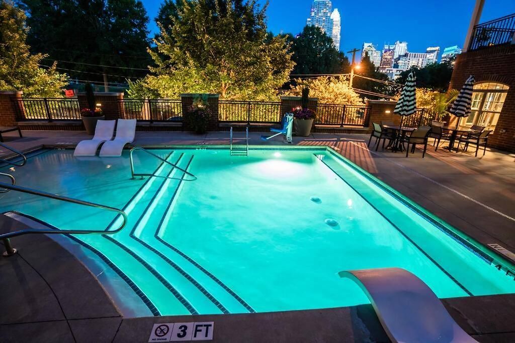 Dt Charm With Pool,gym,wine,wkspace, Free Parking * Charlotte