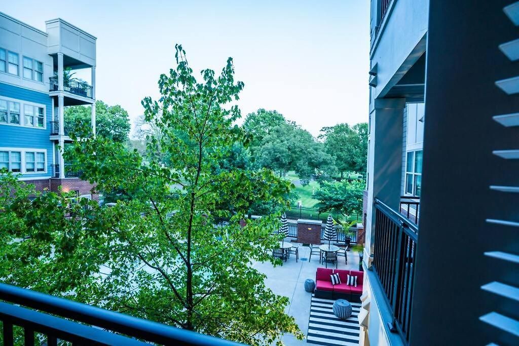 Apartment Dt Charm With Pool,gym,wine,wkspace, Free Parking