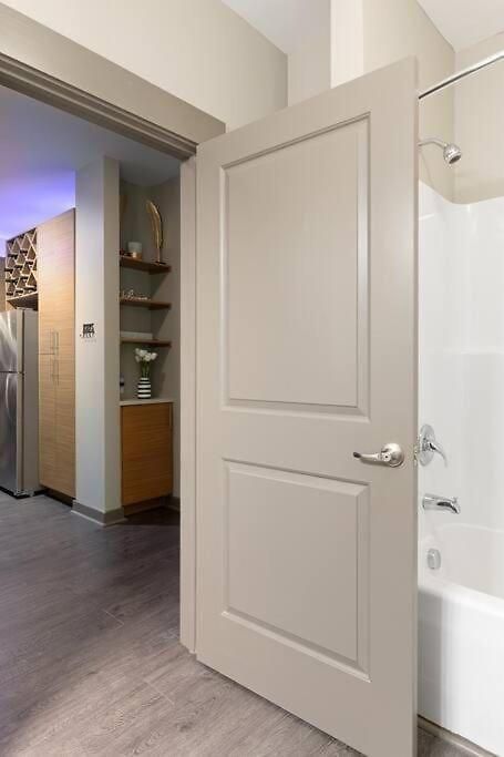 1br Uptown, Pool, Wine, Near Convention Center_311 Apartment