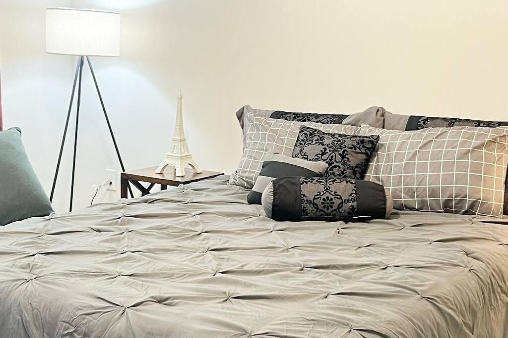Luxury Executive 2 Bedroom/2 Bathroom Boutique Apartment *