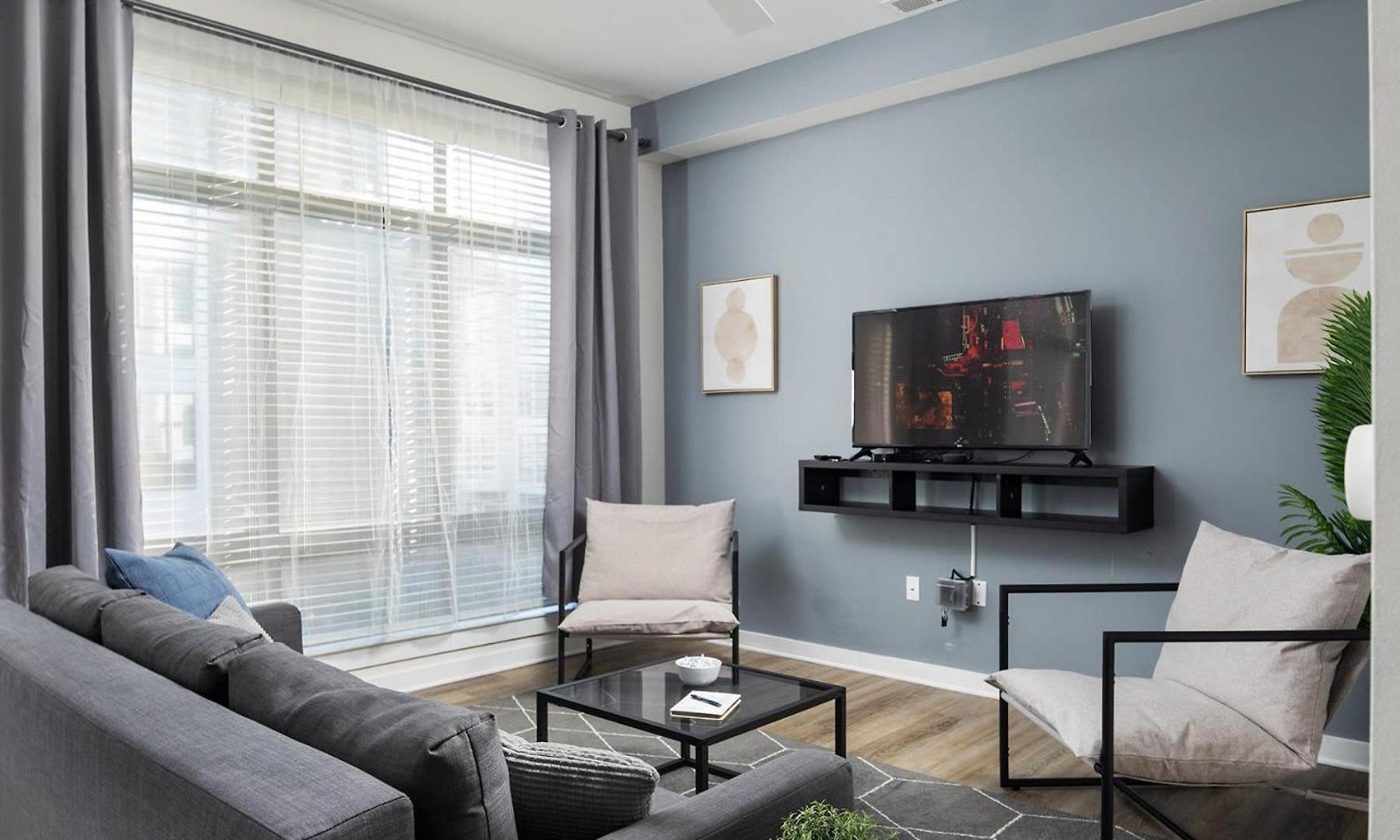 Spacious 2bd With Private Balcony And Free Parking Apartment *