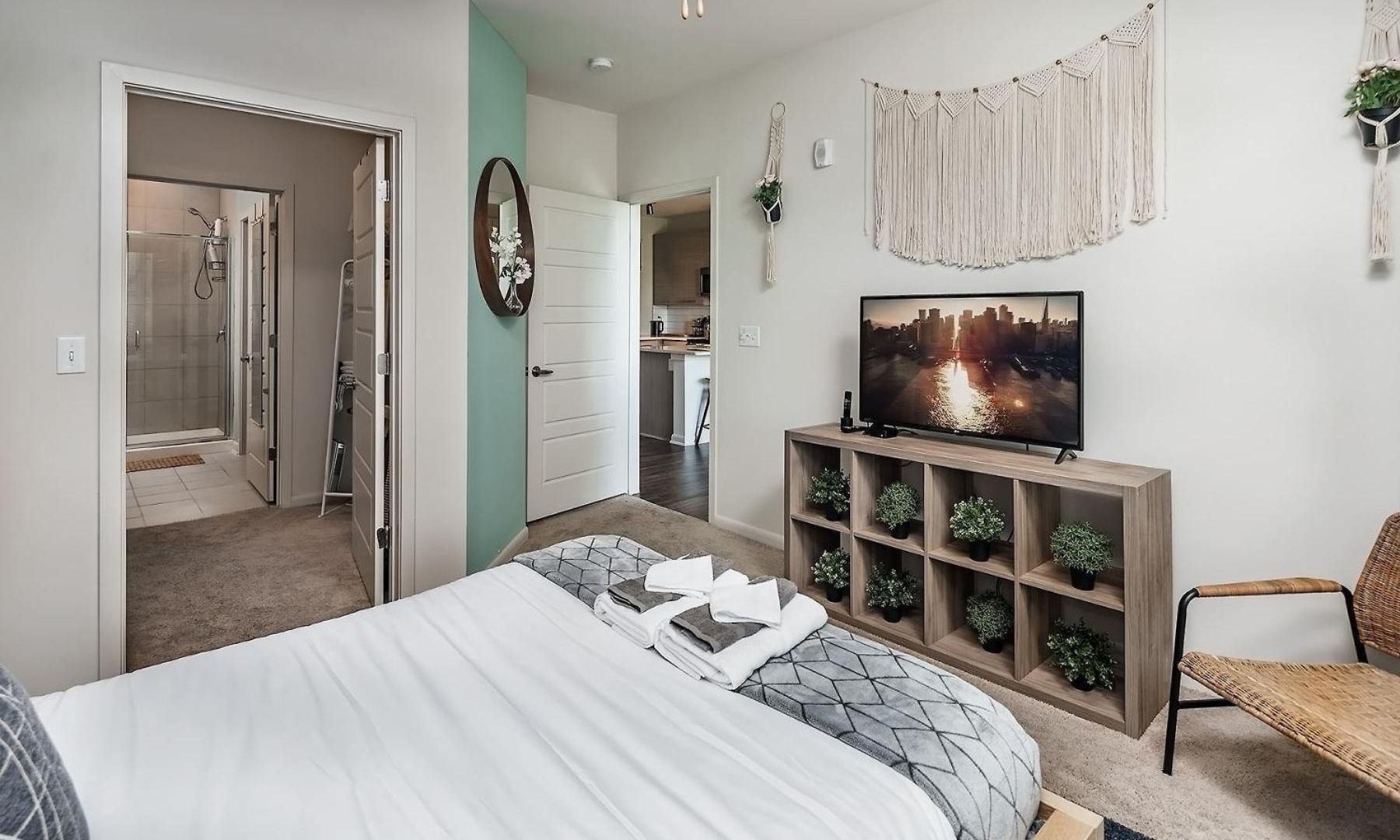 Uptown 4th Ward Luxury Year-round Pool Apartment