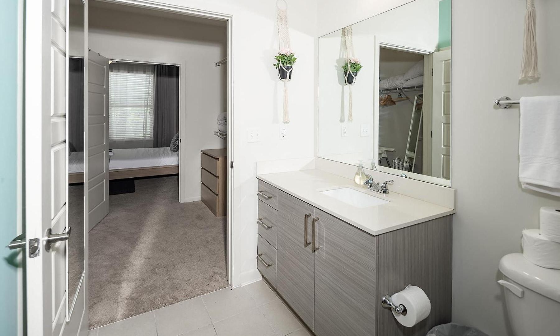 Apartment Uptown 4th Ward Luxury Year-round Pool *