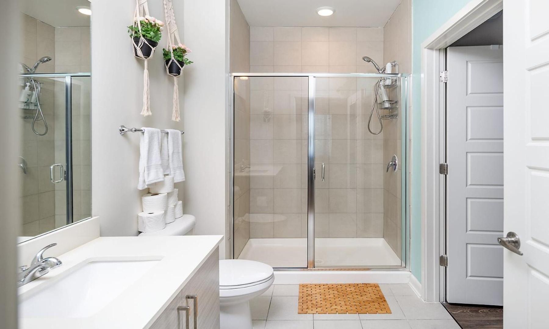 Uptown 4th Ward Luxury Year-round Pool Apartment *