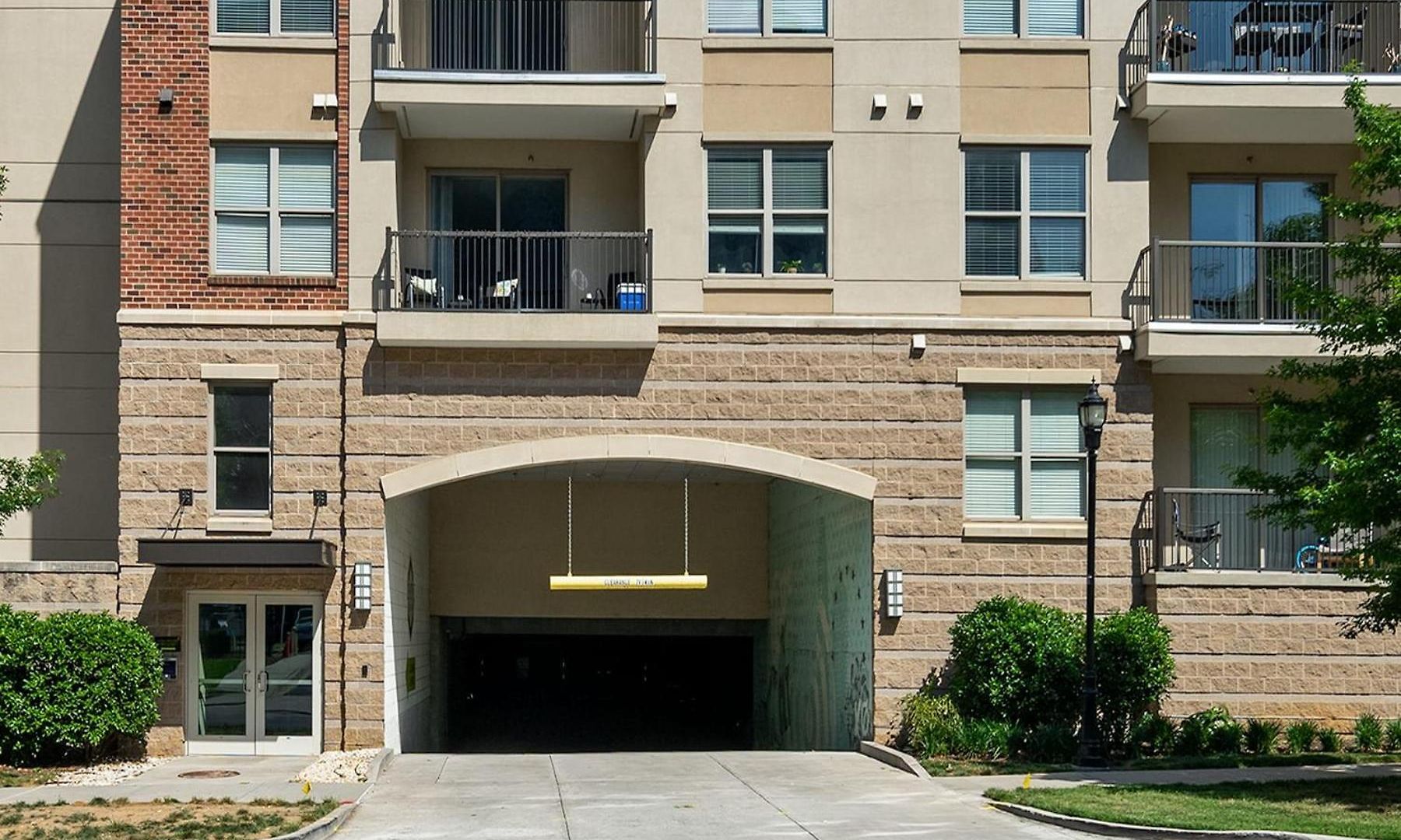Uptown 4th Ward Luxury Year-round Pool Apartment *