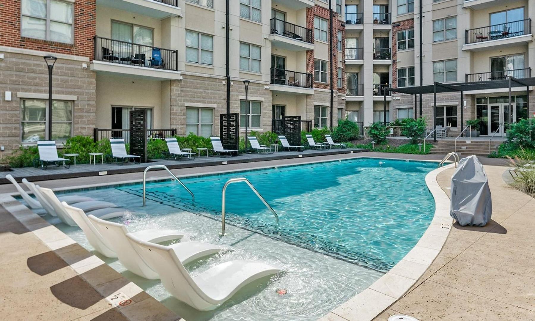 Apartment Uptown 4th Ward Luxury Year-round Pool