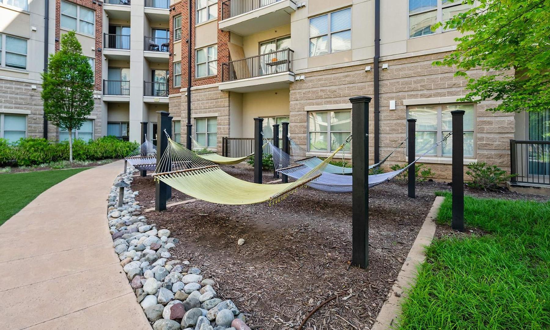 Uptown 4th Ward Luxury Year-round Pool Apartment *