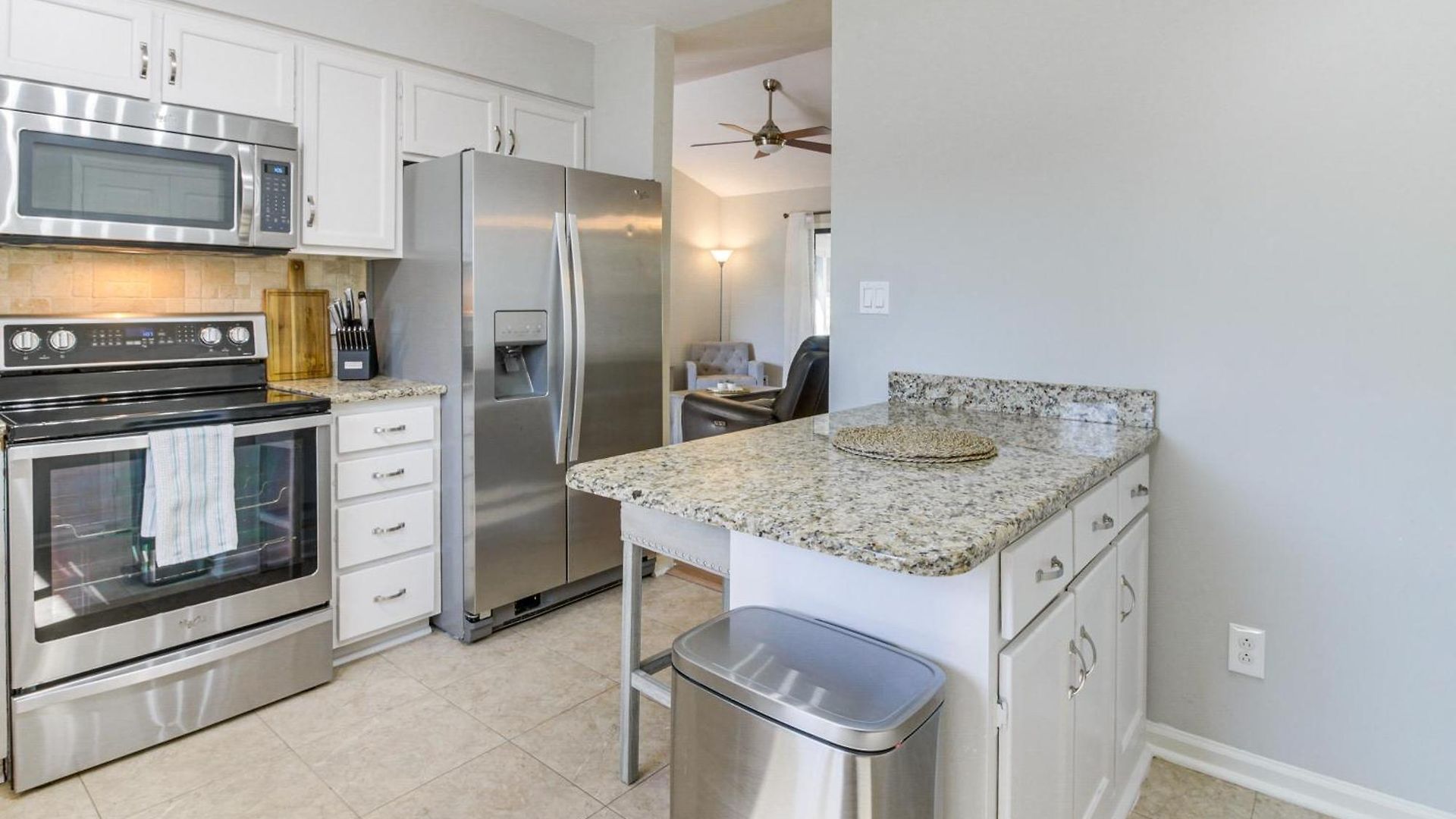 Lovely W/ Yard: 9 Mi To Uptown! Holiday home