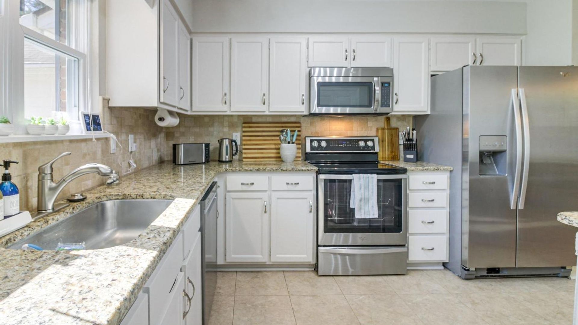 Lovely W/ Yard: 9 Mi To Uptown! Holiday home *