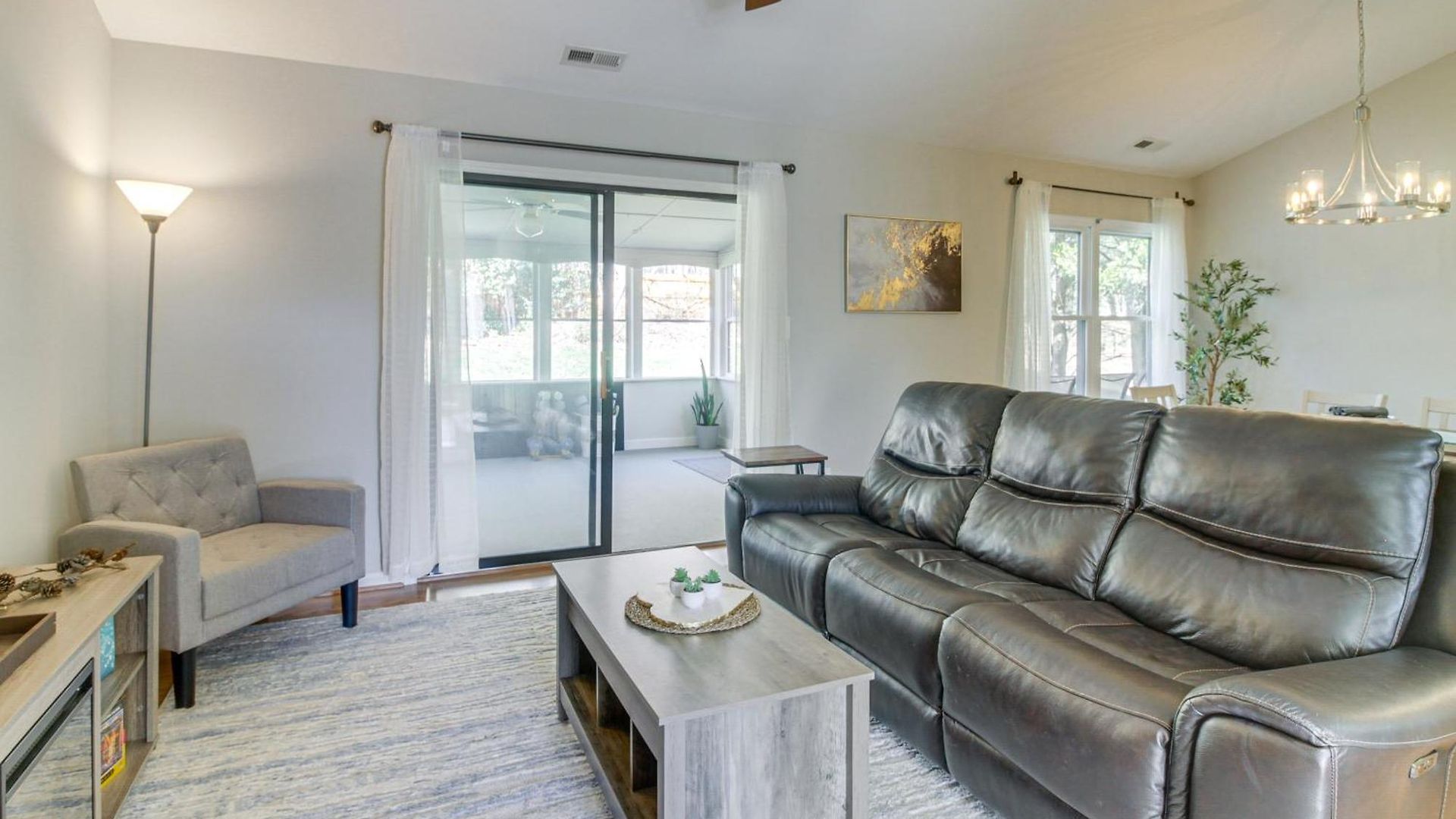 Lovely W/ Yard: 9 Mi To Uptown! Holiday home *