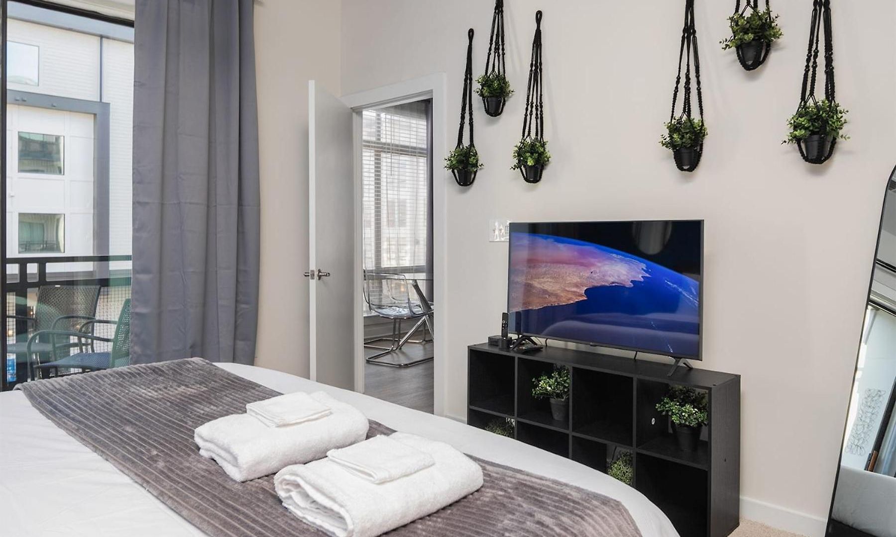 Spacious 2bd With Private Balcony And Free Parking *