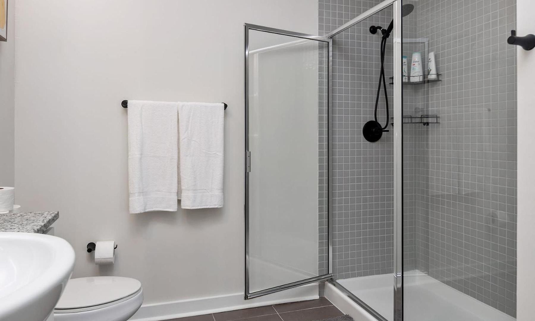 Apartment Spacious 2bd With Private Balcony And Free Parking *