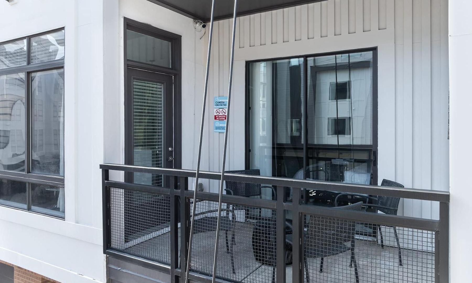 Spacious 2bd With Private Balcony And Free Parking Apartment *