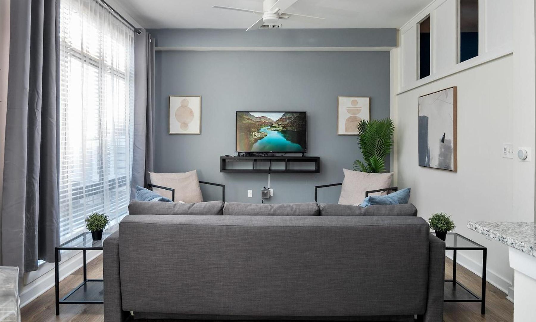 Spacious 2bd With Private Balcony And Free Parking Apartment *