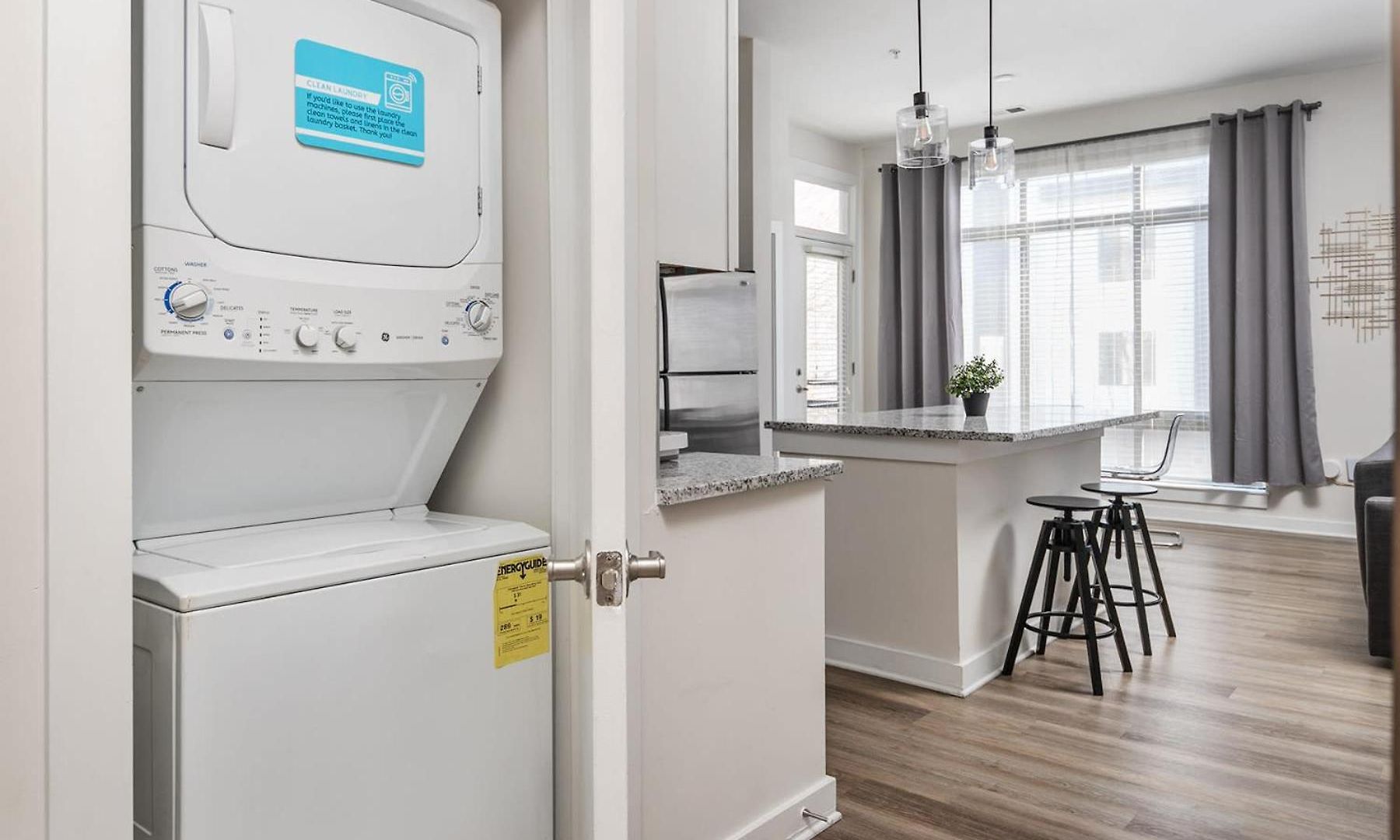 Spacious 2bd With Private Balcony And Free Parking Charlotte