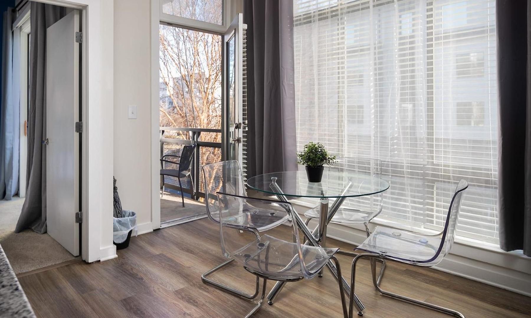 Spacious 2bd With Private Balcony And Free Parking Apartment *