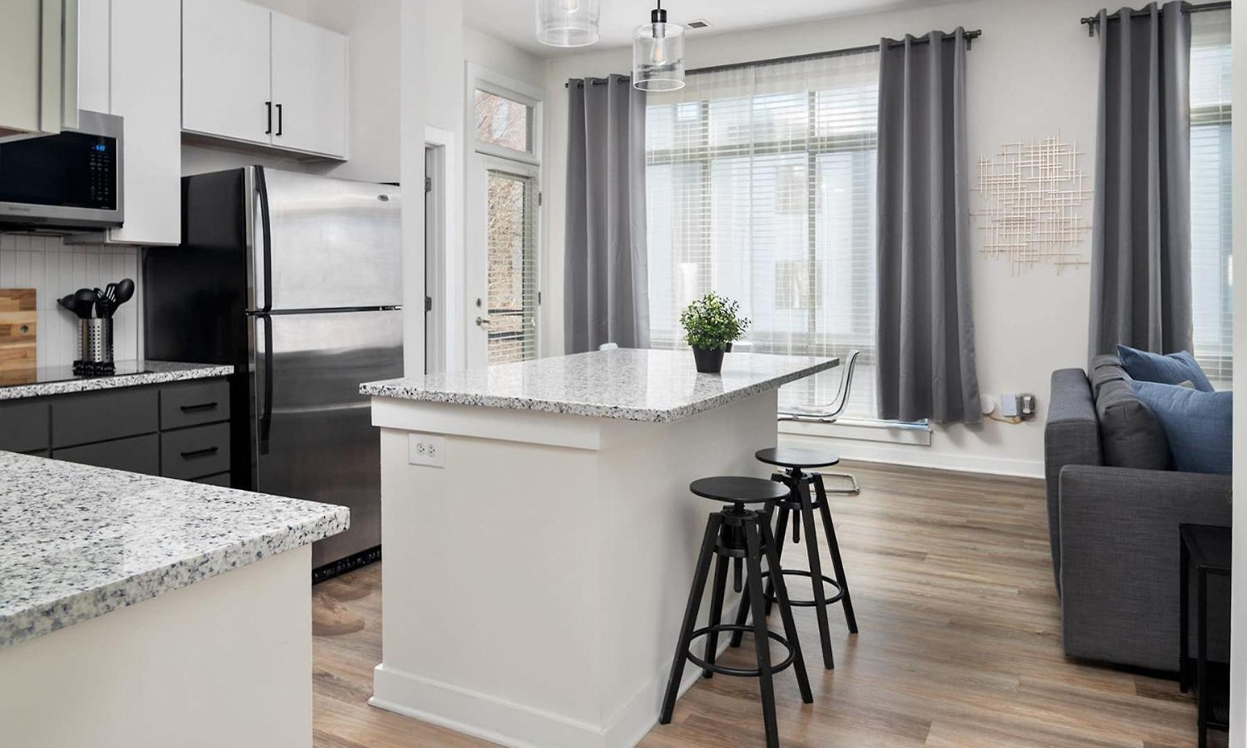 Spacious 2bd With Private Balcony And Free Parking Apartment