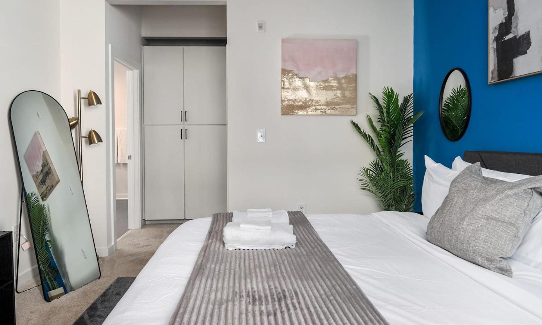Spacious 2bd With Private Balcony And Free Parking Apartment *