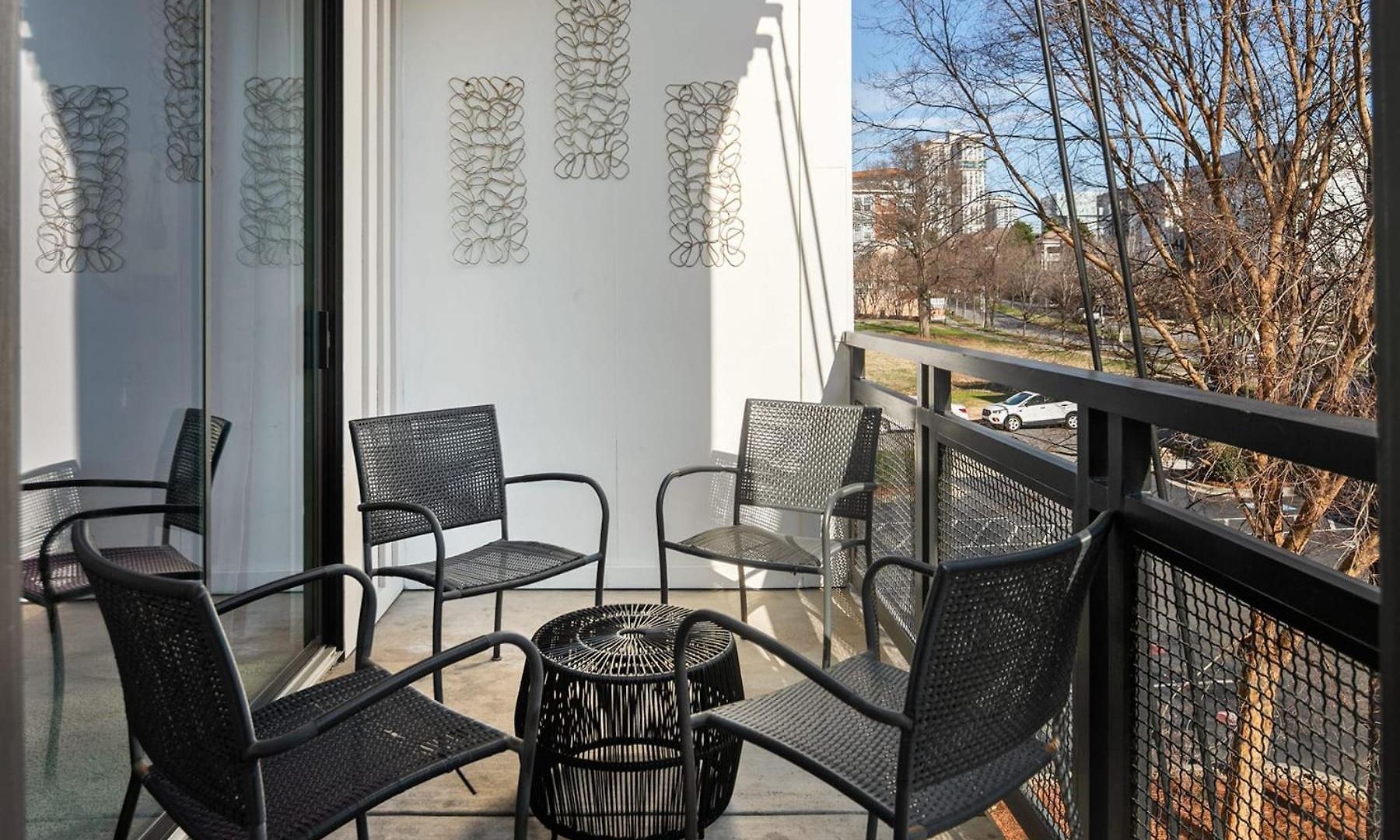Spacious 2bd With Private Balcony And Free Parking Charlotte