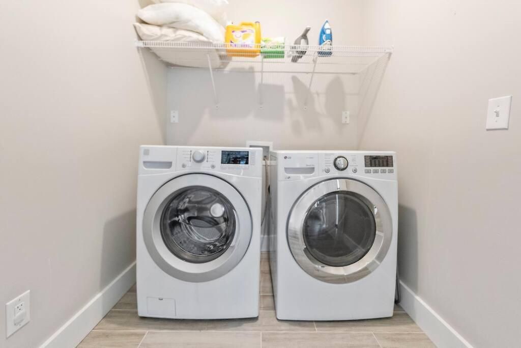 Holiday home Brand New Cozy Modern W/hot Tub+movieroom 7 Min From Uptown